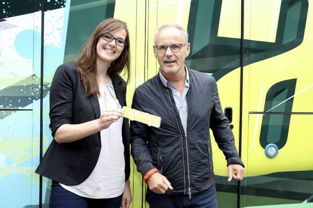 Christina Becker und Reinhold Beckmann bei der Übergabe vom NestWerk e.V. Jamliner Musikbus an Hamburger Jugendliche auf dem Hein-Kollisch Platz in St. Pauli. Hamburg, 01.09.2015 Foto:xU.xGlockmannx xFuturexImage