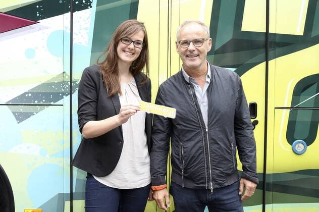 Christina Becker und Reinhold Beckmann bei der Übergabe vom NestWerk e.V. Jamliner Musikbus an Hamburger Jugendliche auf dem Hein-Kollisch Platz in St. Pauli. Hamburg, 01.09.2015 Foto:xU.xGlockmannx xFuturexImage