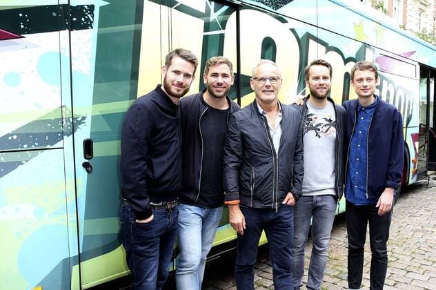 Revolverheld und Reinhold Beckmann bei der Übergabe vom NestWerk e.V. Jamliner Musikbus an Hamburger Jugendliche auf dem Hein-Kollisch Platz in St. Pauli. Hamburg, 01.09.2015 Foto:xU.xGlockmannx xFuturexImage