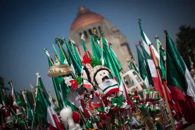 (150901) -- MEXICO CITY, Sept. 1, 2015 -- Ornaments are seen for sale, ahead of the celebration of the 205th Anniversary of Mexico s Independence, in the forecourt of the Monument to the Revolution, in Mexico City, capital of Mexico, on Sept. 1, 2015. Pedro Mera) (rtg) MEXICO-MEXICO CITY-SOCIETY-INDEPENDENCE DAY e PedroxMera 