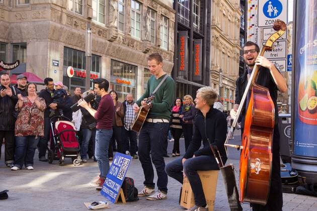 Eine Gruppe von Straßenmusikern in der Innenstadt von Leipzig Stadtansichten Leipzig