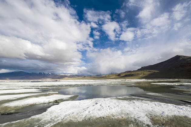 Salzschichten, karge Landschaft, blauer Himmel und dunkle Wolken am Tso Kar, Weißer See, ein stark schwankender Salzsee, 4530 m, Changtang Region, Thukje, Jammu und Kaschmir, Indien, Asien Copyright: imageBROKER/FrankxBienewald iblfbd04202634.jpg
