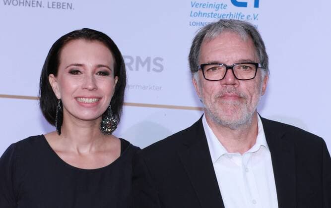 Wolfgang Trepper Comedian mit Ehefrau Kerstin, Deutscher Radiopreis Zum sechsten Mal wurde heute der Deutsche Radiopreis verliehen. In der Show am Abend im Hamburger Hafen Schuppen 52, Australiastraße 52 B, traten Stars wie die Band a-ha sowie die Sänger Olly Murs, George Ezra, Kwabs, Rea Garvey und Sarah Connor auf. In elf Kategorien gingen insgesamt 33 Nominierte ins Rennen. Hamburg 03 0 2015