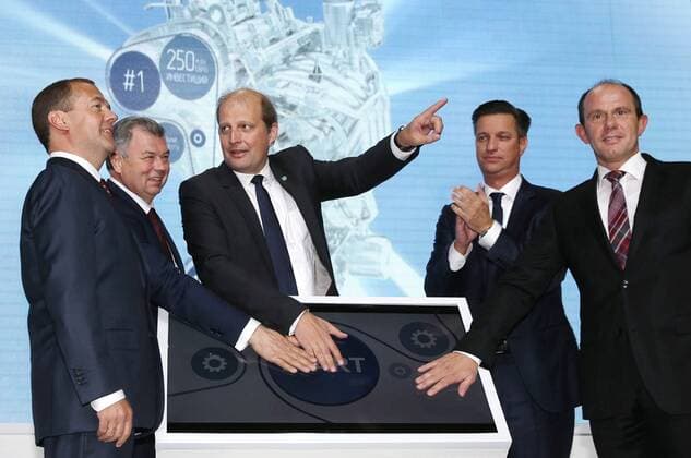 KALUGA, RUSSIA. SEPTEMBER 4, 2015. Russia s Prime Minister Dmitry Medvedev, Kaluga Region Acting Governor Anatoly Artamonov and Volkswagen Group Rus General Director Marcus Osegowitsch (L-R) attend the opening ceremony of the Volkswagen Group Rus engine plant. Yekaterina Shtukina Russian Government Press Office TASS  TS00CFAB