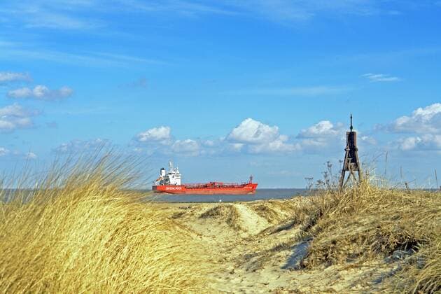 Tanker vor Kugelbake, Deutschland, Niedersachsen, Cuxhaven Tanker vor Kugelbake, Germany, Lower Saxony, Cuxhaven BLWS257422