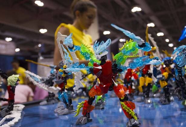(150905) -- TORONTO, - People visit the 2015 Fan Expo Canada event at the Metro Toronto Convention Center in Toronto Sept. 4, 2015. The four-day 2015 Fan Expo Canada event, opened on Sept. 3, is one of the largest events of its kind in North America. ) CANADA-TORONTO-FAN EXPO CANADA ZouxZheng 