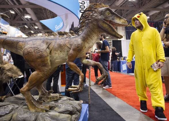(150905) -- TORONTO, - People visit the 2015 Fan Expo Canada event at the Metro Toronto Convention Center in Toronto Sept. 4, 2015. The four-day 2015 Fan Expo Canada event, opened on Sept. 3, is one of the largest events of its kind in North America. ) CANADA-TORONTO-FAN EXPO CANADA ZouxZheng 
