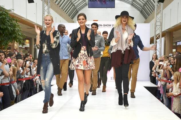 Vanessa, Darya und Chiara Kiki bei der Fashion Show mit den Kandidatinnen der 10. Staffel von Germany s Next Topmodel in den Riem Arcaden. München, 05.09.2015 Foto:xP.xSchönbergerx xFuturexImage