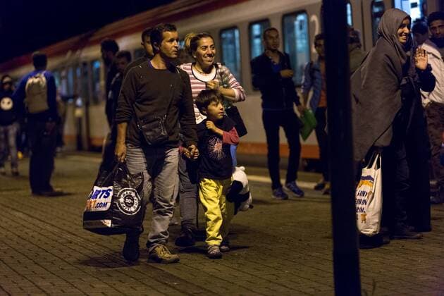 Flüchtlinge werden in Saalfeld empfangen Flüchtlingskrise: Etwa 580 Flüchtlinge, die Ungarn die Nacht zuvor verlassen haben kommen mit einem Sonderzug am Bahnhof der Stadt Saalfeld in Thüringen an. Ca. 500 freiwillige Helfern begrüssen die Flüchtlinge vor Ort und verteilen gespendete Lebensmittel und Hygieneprodukte.