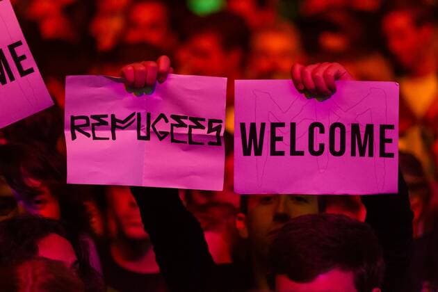 Besucher vom Festival Rock im Sektor mit - Refugees Welcome - Schildern am 05. September 2015 in der ESPRIT Arena in Düsseldorf. Konzert - Besucher bei Rock im Sektor 2015