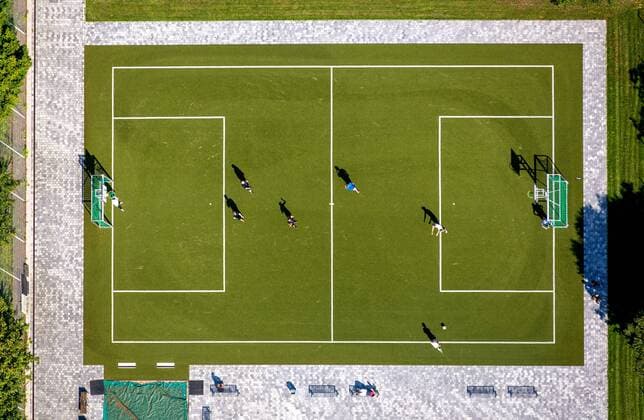 Kleinfussballfeld, grünes Spielfeld, Senkrechtaufnahme, Schulsport, Fußball, Erich-Gutenberg-Berufskolleg, Bünde, Ostwestfalen, Nordrhein-Westfalen, Deutschland !ACHTUNGxMINDESTHONORARx60xEURO!