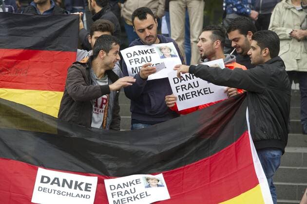 Fluechtlinge halten Plakate mit der Aufschrift Danke Deutschland und Danke Frau Merkel , Wahlkampf zur Kommunalwahl 2015 in Nordrhein-Westfalen, auf dem Burgplatz in Essen, 04.09.2015.