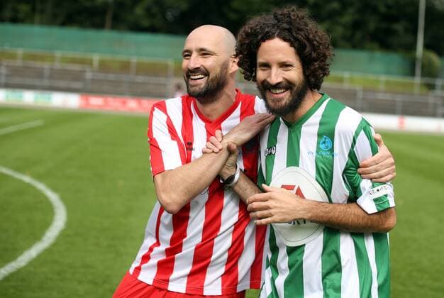 Die Musiker Gentleman (bürgerlich Tilmann Otto) und Max Herre, aufgenommen bei einem Wohltätigkeits-Fußballspiel für die Initiative Viva con Agua im Franz-Kremer-Stadion in Köln.