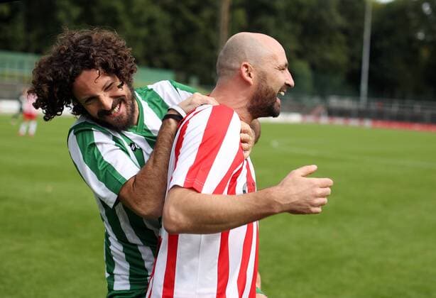 Die Musiker Gentleman (bürgerlich Tilmann Otto) und Max Herre, aufgenommen bei einem Wohltätigkeits-Fußballspiel für die Initiative Viva con Agua im Franz-Kremer-Stadion in Köln.