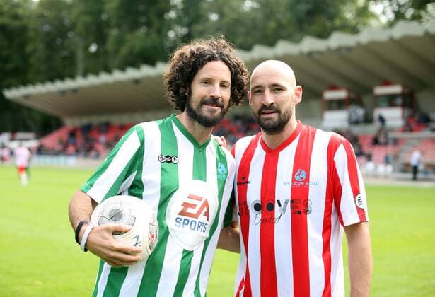 Die Musiker Gentleman (bürgerlich Tilmann Otto) und Max Herre, aufgenommen bei einem Wohltätigkeits-Fußballspiel für die Initiative Viva con Agua im Franz-Kremer-Stadion in Köln.