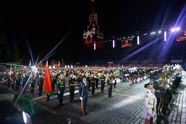 (150907) -- MOSCOW, Sept. 7, 2015 -- Photo taken on Sept. 7, 2015 shows the combined orchestra of all participants performing during the 8th International Military Music Festival Spasskaya Tower in Moscow, Russia. ) RUSSIA-MOSCOW-MILITARY-BAND-FESTIVAL PavelxBednyakov 
