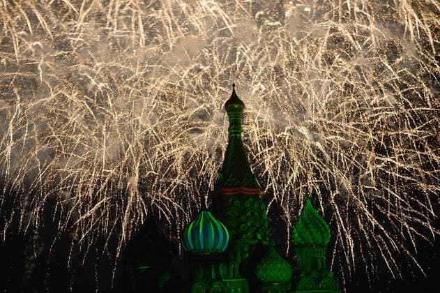 (150907) -- MOSCOW, Sept. 7, 2015 -- Photo taken on Sept. 7, 2015 shows the fireworks at the Spasskaya Tower Military Music Festival in Moscow, Russia. Combined orchestra of all participants perform during the 8th International Military Music Festival Spasskaya Tower held here on Monday. ) RUSSIA-MOSCOW-MILITARY-BAND-FESTIVAL PavelxBednyakov 