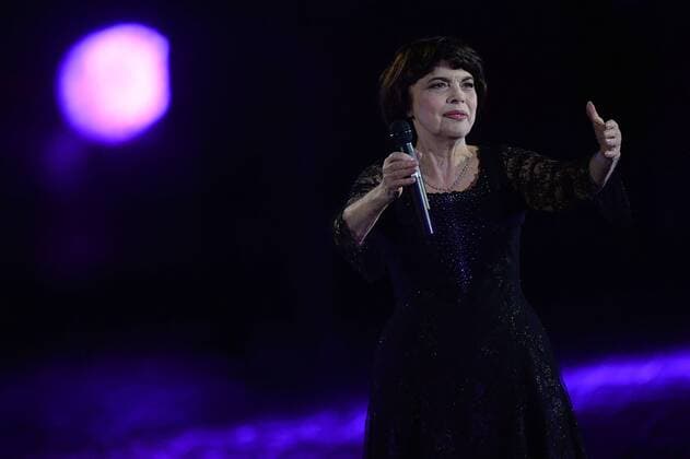 (150907) -- MOSCOW, Sept. 7, 2015 -- French singer Mireille Mathieu performs during the Spasskaya Tower International Military Music Festival in Moscow, Russia, on Sept. 7, 2015. Combined orchestra of all participants perform during the 8th International Military Music Festival Spasskaya Tower held here on Monday. ) RUSSIA-MOSCOW-MILITARY-BAND-FESTIVAL PavelxBednyakov 