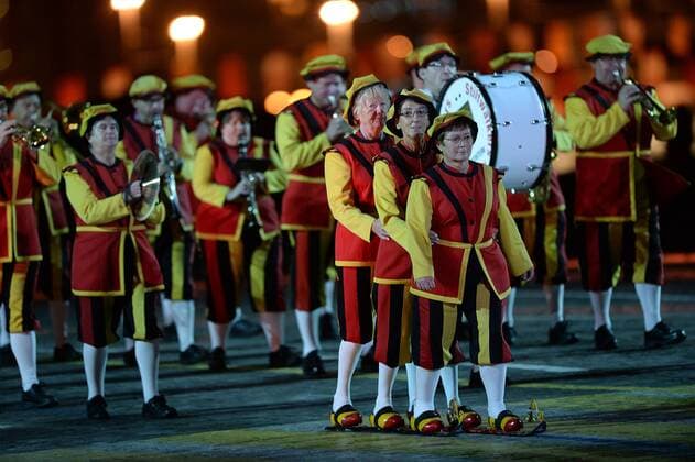 (150907) -- MOSCOW, Sept. 7, 2015 -- Belgium s Royal stiltwalkers perform during the Spasskaya Tower International Military Music Festival in Moscow, Russia, on Sept. 7, 2015. Combined orchestra of all participants perform during the 8th International Military Music Festival Spasskaya Tower held here on Monday. ) RUSSIA-MOSCOW-MILITARY-BAND-FESTIVAL PavelxBednyakov 