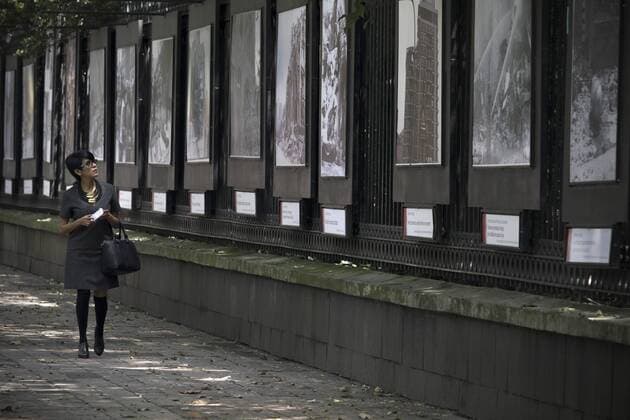 (150908) -- MEXICO CITY, Sept. 7, 2015 -- A woman watches a photograph exhibition marking the 30th anniversary of the 1985 earthquake in Mexico City, capital of Mexico, on Sept. 7, 2015. Mexico City suffered a major quake on Sept. 19, 1985, when an 8.1-magnitude quake struck, killing as many as 10,000 people. Alejandro Ayala) (da) MEXICO-MEXICO CITY-EARTHQUAKE-ANNIVERSARY e AlejandroxAyala 