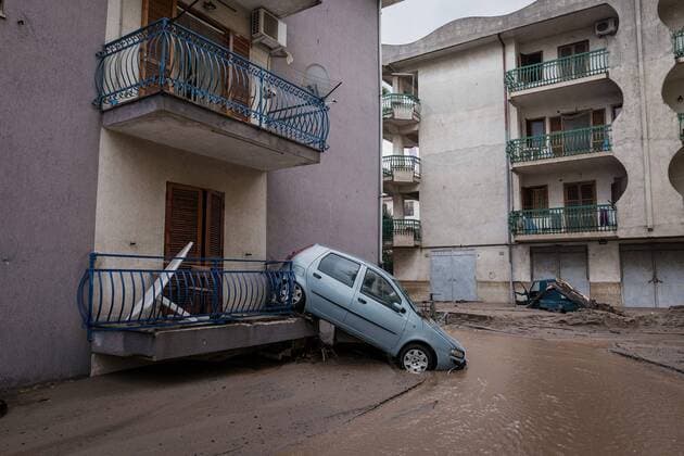 IMAGO Nature: Unsere Erde, Klimawandel, Überschwemmungen Aug. 12, 2015 - Rossano, Calabria, Italy - The neighborhood of Lido Sant Angelo, Rossano in the province of Cosenza, ravaged by the flooding of the River Citrea after heavy rains. Hundreds of cars are destroyed, many people displaced and some houses damaged. Rossano Italy - ZUMAp133
