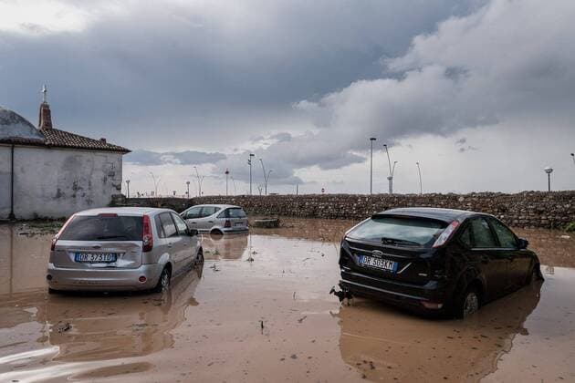 IMAGO Nature: Unsere Erde, Klimawandel, Überschwemmungen Aug. 12, 2015 - Rossano, Calabria, Italy - The neighborhood of Lido Sant Angelo, Rossano in the province of Cosenza, ravaged by the flooding of the River Citrea after heavy rains. Hundreds of cars are destroyed, many people displaced and some houses damaged. Rossano Italy - ZUMAp133