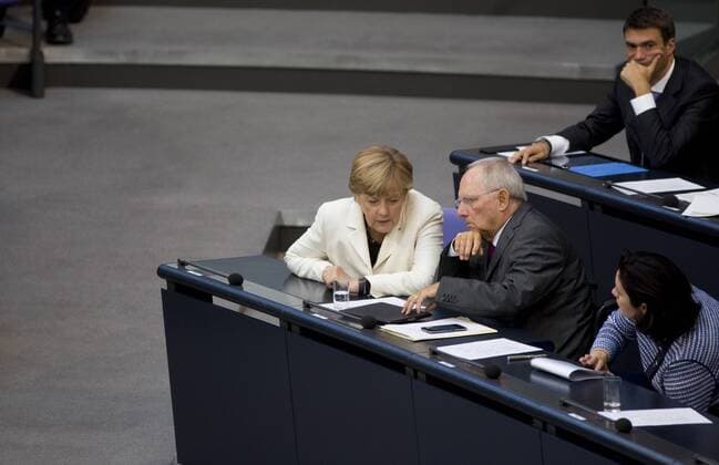 Deutschland, Berlin, Bundestag, 119. Sitzung des Deutschen Bundestages, Haushalt 2016, Bundeskanzlerin Angela Merkel CDU und Finanzminister Wolfgang Schäuble CDU, 08.09.2015