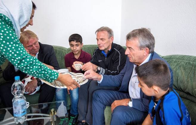 09.09.2015, xfux, Fussball Testspiel, SG Egelsbach Refugees United vs. DFB-Betriebsmannschaft, emspor v.l. Trainer Horst Hrubesch (Deutschland U21), Karl-Heinz Charly Koerbel (Leiter Eintracht Frankfurt Fussballschule), DFB Praesident Wolfgang Niersbach (Deutscher Fussball Bund) zu Besuch in einem Flüchtlingscamp in Egelsbach bei einer syrischen Familie Fussball Testspiel, SG Egelsbach Refugees United vs. DFB-Betriebsmannschaft