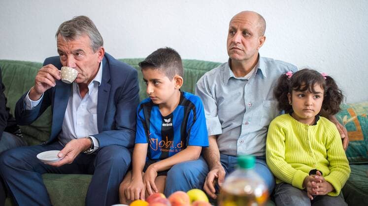 09.09.2015, xfux, Fussball Testspiel, SG Egelsbach Refugees United vs. DFB-Betriebsmannschaft, emspor v.l. DFB Praesident Wolfgang Niersbach (Deutscher Fussball Bund) zu Besuch in einem Flüchtlingscamp in Egelsbach bei einer syrischen Familie und trinkt Cafe Fussball Testspiel, SG Egelsbach Refugees United vs. DFB-Betriebsmannschaft