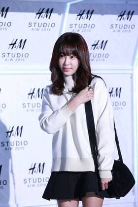 Ye-won Kang and T-ARA Hyo Min attends the H&M FW fashion show red carpet in Seoul, South Korea on 09th September, 2015.(China and South Korea Out)  2015091000236