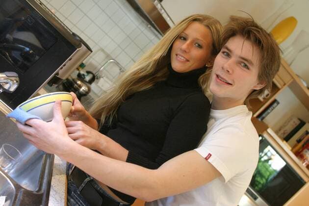 sympathisches Paerchen beim Geschirrspuelen in der Kueche likeable couple washing the dishes in the kitchen BLWS020856