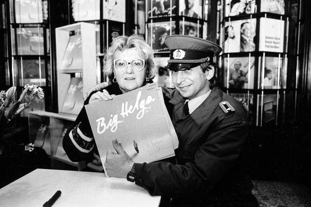 Helga Hahnemann signiert ihre Platte -Big Helga-