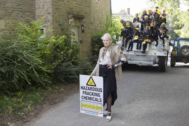 ENTERTAINMENT CELEBRITIES Vivienne Westwood protestiert auf einem Panzer gegen Fracking Vivienne Westwood rode a tank to David Cameron s house in Chaddlington, Oxfordshire to protest against fracking. . 11 09 2015. , Select... Vivienne Westwood rides tank to David Cameron s house. Chaddlington.  xi-Imagesx IIM-10994-0029