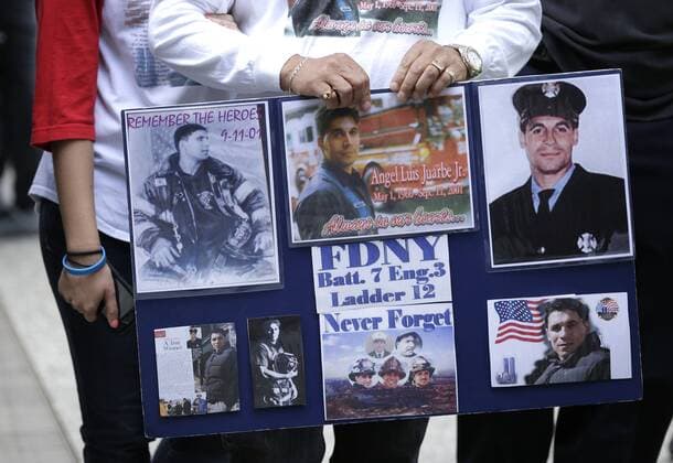 20 Jahre Anschläge vom 11. September: Gedenkkultur in den USA Mourners carry posters of loved ones at the 9 11 Memorial on the 14th anniversary of the terrorist attacks on the World Trade Center at Ground Zero in New York City on September 11, 2015.  NYP20150911109 JOHNxANGELILLO