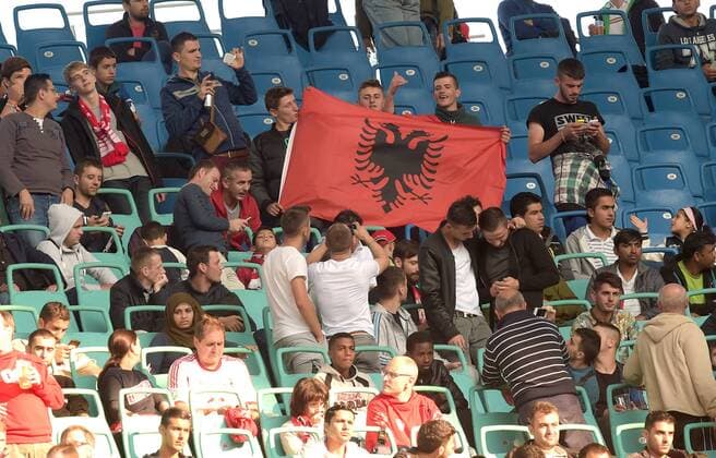 Leipzig 450 Fluechtlinge verfolgen am Freitag das Spiel des Fussball-Zweitligisten RB Leipzig gegen den SC Paderborn. Wie der Verein mitteilte, werden sie von 200 Paten aus den Reihen der RB Fans begleitet. Besucher zeigen die Albanische Fahne RasenBallsport Leipzig (RB) vs SC Paderborn 07, Fussball, 2.Liga, 11.09.2015, Spieltag 6 Copyright: Modlax Eibner-Pressefoto EP_cma