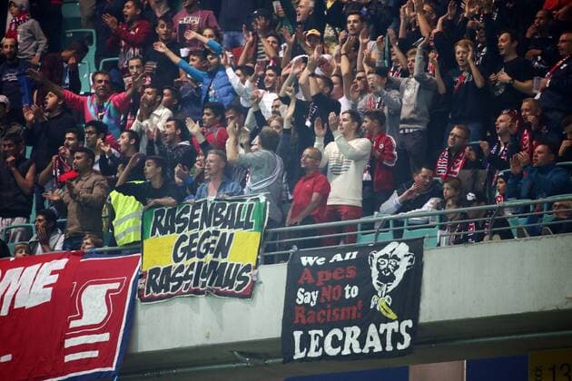 Leipzig, 11.09.2015, Red Bull Arena, Fußball, Herren, 2. Bundesliga, 6. Spieltag. , RB Leipzig vs. SC Paderborn 07 , Fans von RB Leipzig, Vor dem Fanblock der Refugees Flüchtlinge hängen Transparente mit der Aufschrift Rasenball gegen Rassismus und We all Apes Say no to Racism Lecrats . ,