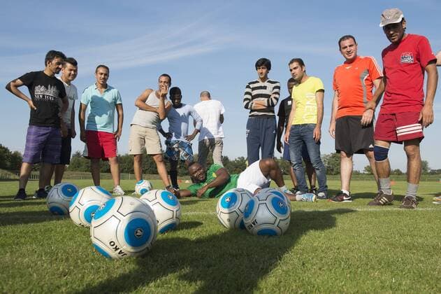 Kronau, DEU, 11.09.2015: Welcome Schnuppertraining fuer Fluechtlinge aus der Gemeinschaftsunterkunft -Bad Schoenborn-Kronau-. Sport verbindet - und das unabhaengig von Herkunft und Sprache, und Fussball ist der Mannschaftssport mit der groessten Integrationskraft ueberhaupt, da er praktisch ueberall auf der Welt gespielt wird. Mit diesen Worte haben die Trainern der Fussballvereine VfR Olympia Kronau, TSV Langenbruecken und TuS Mingolsheim die Fluuechtlinge aus der GU eingeladen auf dem Fussballplatz zu kommen auch mit dem Ziel den Grundstein fuer eine eigene Fluechtlingsmannschaft zu legen.