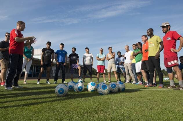 Kronau, DEU, 11.09.2015: Welcome Schnuppertraining fuer Fluechtlinge aus der Gemeinschaftsunterkunft -Bad Schoenborn-Kronau-. Sport verbindet - und das unabhaengig von Herkunft und Sprache, und Fussball ist der Mannschaftssport mit der groessten Integrationskraft ueberhaupt, da er praktisch ueberall auf der Welt gespielt wird. Mit diesen Worte haben die Trainern der Fussballvereine VfR Olympia Kronau, TSV Langenbruecken und TuS Mingolsheim die Fluuechtlinge aus der GU eingeladen auf dem Fussballplatz zu kommen auch mit dem Ziel den Grundstein fuer eine eigene Fluechtlingsmannschaft zu legen.