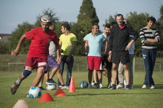 Kronau, DEU, 11.09.2015: Welcome Schnuppertraining fuer Fluechtlinge aus der Gemeinschaftsunterkunft -Bad Schoenborn-Kronau-. Sport verbindet - und das unabhaengig von Herkunft und Sprache, und Fussball ist der Mannschaftssport mit der groessten Integrationskraft ueberhaupt, da er praktisch ueberall auf der Welt gespielt wird. Mit diesen Worte haben die Trainern der Fussballvereine VfR Olympia Kronau, TSV Langenbruecken und TuS Mingolsheim die Fluuechtlinge aus der GU eingeladen auf dem Fussballplatz zu kommen auch mit dem Ziel den Grundstein fuer eine eigene Fluechtlingsmannschaft zu legen.