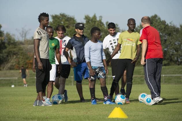 Kronau, DEU, 11.09.2015: Welcome Schnuppertraining fuer Fluechtlinge aus der Gemeinschaftsunterkunft -Bad Schoenborn-Kronau-. Sport verbindet - und das unabhaengig von Herkunft und Sprache, und Fussball ist der Mannschaftssport mit der groessten Integrationskraft ueberhaupt, da er praktisch ueberall auf der Welt gespielt wird. Mit diesen Worte haben die Trainern der Fussballvereine VfR Olympia Kronau, TSV Langenbruecken und TuS Mingolsheim die Fluuechtlinge aus der GU eingeladen auf dem Fussballplatz zu kommen auch mit dem Ziel den Grundstein fuer eine eigene Fluechtlingsmannschaft zu legen.