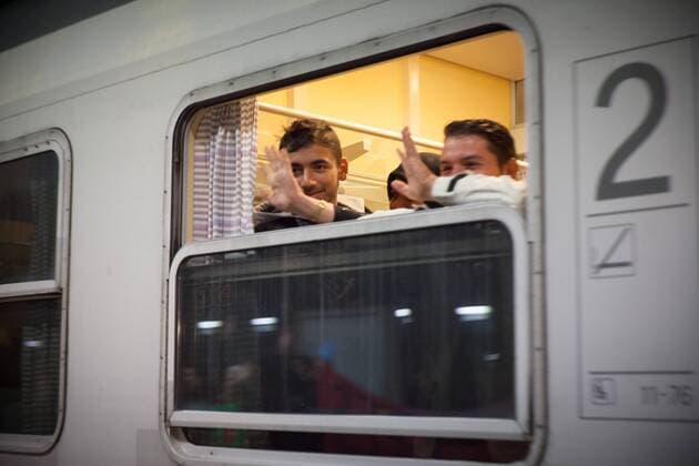 Flüchtlinge kommen in Berlin Schönefeld an Etwa 552 Flüchtlinge kommen mit einem Sonderzug aus Salzburg am Bahnhof der Stadt Schönefeld bei Berlin an. Die Geflüchteten wurden von ehrenamtlichen Helfern, sowie Einsatzkräften der Berliner Polizei und Feuerwehr empfangen und mit Sonderbussen der BVG in die Notunterkünfte im Olympiapark in Charlottenburg-Wilmersdorf in Berlin gebracht.