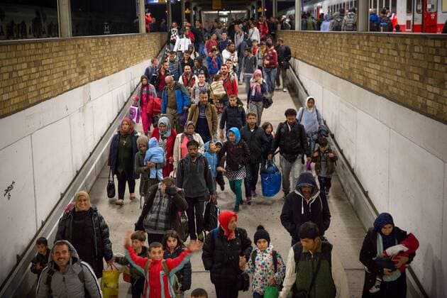 Flüchtlinge kommen in Berlin Schönefeld an Etwa 552 Flüchtlinge kommen mit einem Sonderzug aus Salzburg am Bahnhof der Stadt Schönefeld bei Berlin an. Die Geflüchteten wurden von ehrenamtlichen Helfern, sowie Einsatzkräften der Berliner Polizei und Feuerwehr empfangen und mit Sonderbussen der BVG in die Notunterkünfte im Olympiapark in Charlottenburg-Wilmersdorf in Berlin gebracht.