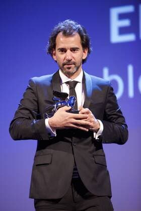 (150912) -- VENICE, Sept. 12, 2015 -- Argentinian director Pablo Trapero poses with the Silver Lion award for Best Director for his movie El Clan , during the award ceremony at the 72nd Venice Film Festival, at the Lido of Venice, Italy, Sept. 12, 2015. ) ITALY-VENICE-FILM-FESTIVAL-72ND-AWARD-SILVER LION JinxYu 