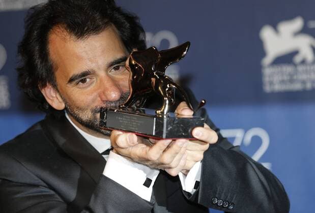 (150912) -- VENICE, Sept. 12, 2015 -- Argentinian director Pablo Trapero poses with the Silver Lion award for Best Director for his film El Clan , as he attends the award winners photocall during the 72nd Venice Film Festival, at the Lido of Venice, Italy, Sept. 12, 2015. ) ITALY-VENICE-FILM-FESTIVAL-72ND-AWARD-SILVER LION YexPingfan 