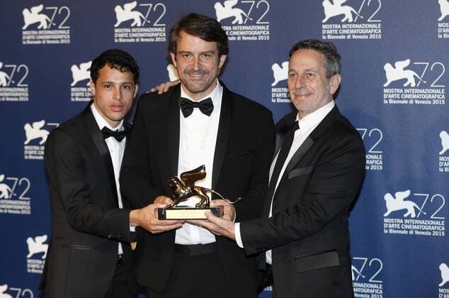 (150912) -- VENICE, Sept. 12, 2015 -- Actor Luis Silva, Venezuelan director Lorenzo Vigas and actor Alfredo Castro (from L to R) pose with the Golden Lion Award for Best Film for the movie Desde Alla (From Afar), during the award winners photocall during the 72nd Venice Film Festival, at the Lido of Venice, Italy, Sept. 12, 2015. ) ITALY-VENICE-FILM-FESTIVAL-72ND-AWARD-GOLDEN LION YexPingfan 