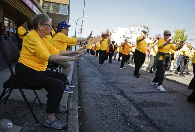 (150912) -- VANCOUVER, Sept. 12, 2015 -- Participants demonstrate Tai Chi together at a street in the Tai Chi awareness day event in Vancouver, Canada, Sept. 12, 2015. About 400 Tai Chi enthusiasts from west coast of Canada and the United States demonstrate Tai Chi all together to promote the art of Tai Chi exercise. ) (zjy) CANADA-VANCOUVER-TAI CHI LiangxSen 
