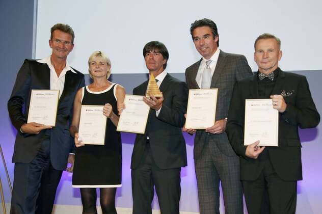 Dr. Michael Groß, Anja Fichtel, Joachim Jogi Löw, Michael Stich und Dr. Hans-Georg Aschenbach bei der Verleihung der Goldenen Sportpyramide 2015 in der Handelskammer. Hamburg, 12.09.2015 Foto:xgbrcix xFuturexImage