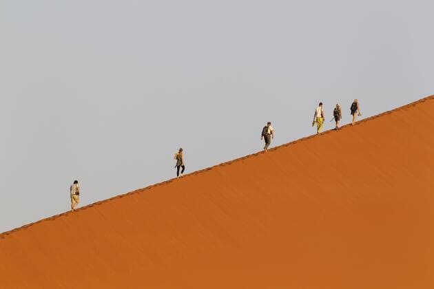 IMAGO Nature: Unsere Erde, Klimawandel, Dürren Touristen besteigen die Düne 45 in der Namib Wüste, die wohl am meisten fotografierte und bestiegene Düne weltweit, am Abend, Namib-Naukluft National Park, Namibia, Afrika Copyright: imageBROKER/ThomasxDressler ibltdr04222176.jpg