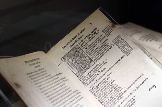 Die erste Seite des Matthaeusevangeliums aus dem Septembertestament , dem von Martin Luther ins Deutsche uebersetzten Neuen Testament von September 1522, Wittenberg, in der Sonderausstellung Luthers Meisterwerk ? ein Buch wie eine Naturgewalt im Frankfurter Bibelhaus Erlebnis-Museum am Dienstag (15.09.15). Die Ausstellung zeigt einzigartige Bibeldrucke, darunter die Gutenberg-Bibel von 1454 55, Erstausgaben des Neuen Testaments von 1522 und der Biblia Deutsch Martin Luthers von 1534 sowie reformierte und katholische Bibelausgaben des 16. Jahrhunderts. Insgesamt sind mehr als 70 Inkunabeln, Drucke und Autographen zu sehen. Die Ausstellung wird am Dienstagabend (15.09.15) im Beisein von Bundespraesident Joachim Gauck und dem Ratsvorsitzenden der Evangelischen Kirche in Deutschland (EKD), dem bayerischen Landesbischof Heinrich Bedford-Strohm, eroeffnet und ist bis zum Jahresende zu se Copyright: epd-bild JochenxGuenther EDITORIAL USE ONLY