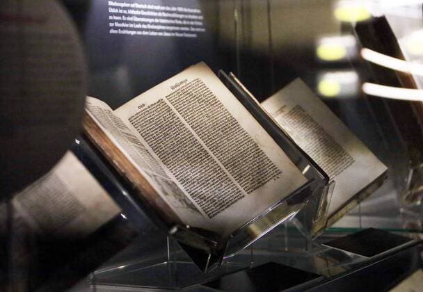 Bibeln in der Sonderausstellung Luthers Meisterwerk ? ein Buch wie eine Naturgewalt im Frankfurter Bibelhaus Erlebnis-Museum am Dienstag (15.09.15). Die Ausstellung zeigt einzigartige Bibeldrucke, darunter die Gutenberg-Bibel, Erstausgaben des Neuen Testaments von 1522 und der Biblia Deutsch Martin Luthers von 1534 sowie reformierte und katholische Bibelausgaben des 16. Jahrhunderts. Insgesamt sind mehr als 70 Inkunabeln, Drucke und Autographen zu sehen. Die Ausstellung wird am Dienstagabend (15.09.15) im Beisein von Bundespraesident Joachim Gauck und dem Ratsvorsitzenden der Evangelischen Kirche in Deutschland (EKD), dem bayerischen Landesbischof Heinrich Bedford-Strohm, eroeffnet und ist bis zum Jahresende zu sehen. (Siehe epd-Meldung vom 15.09.15) Bibelausstellung Luthers Meisterwerk Copyright: epd-bild JochenxGuenther EDITORIAL USE ONLY